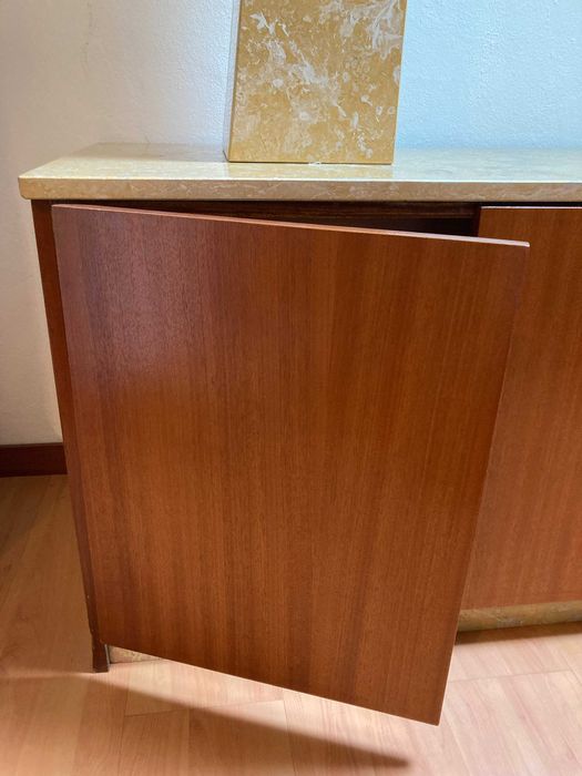 Móvel de pedra, madeira e vidro