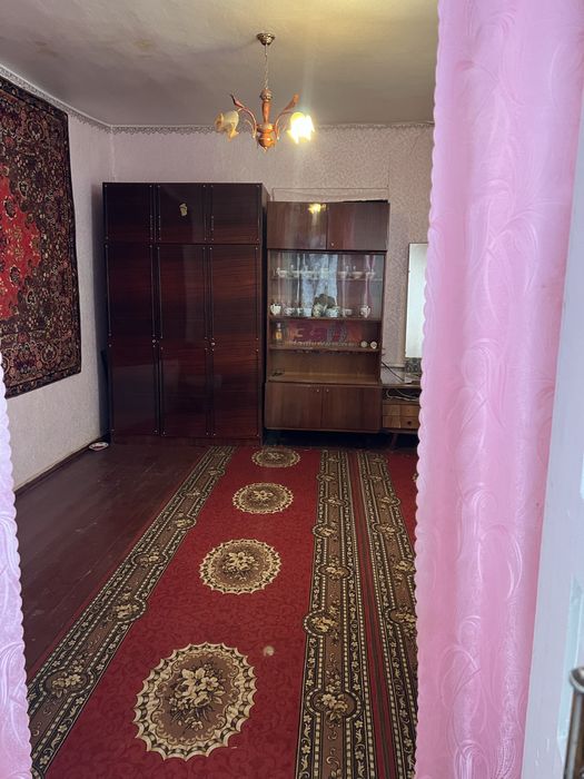 Продам будинок в центрі села.