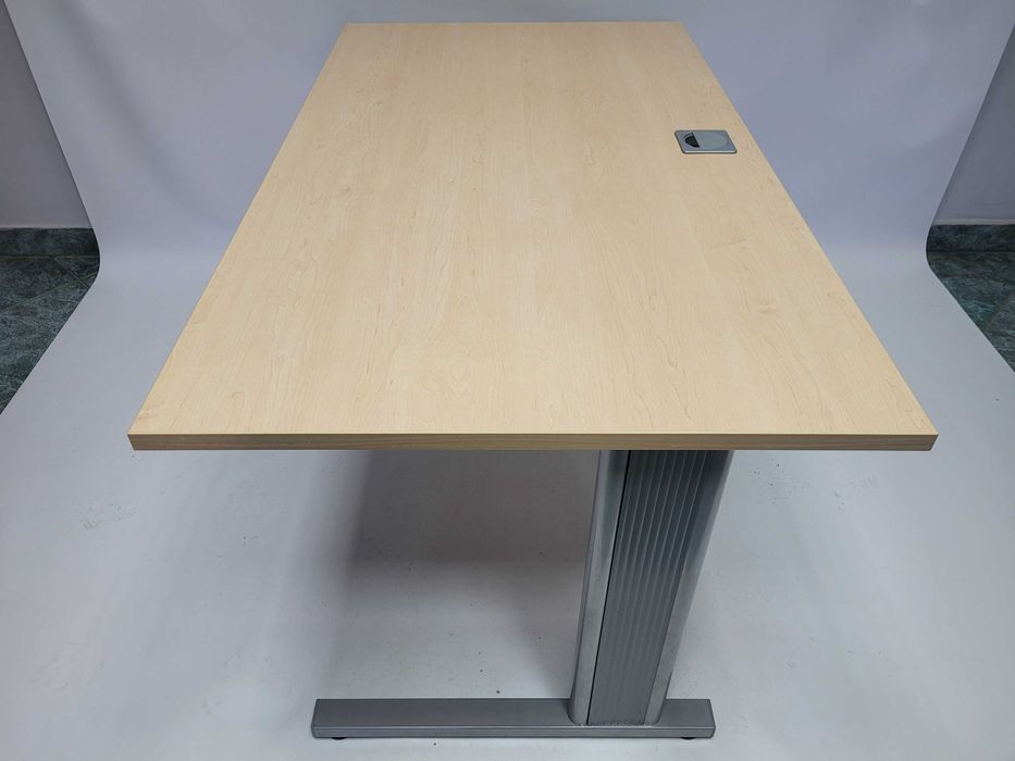 Biurko proste Nowy Styl 140x80 klon z przelotką - b. duża ilość