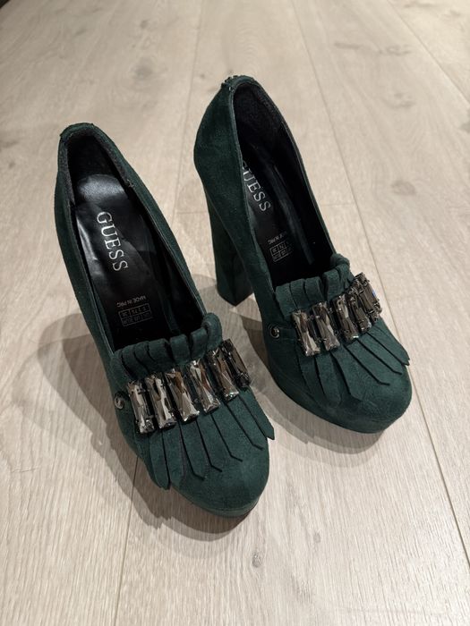 Buty na obcasie i konturnie Guess