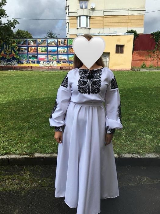 Вишите плаття, чорний сучасний принт.