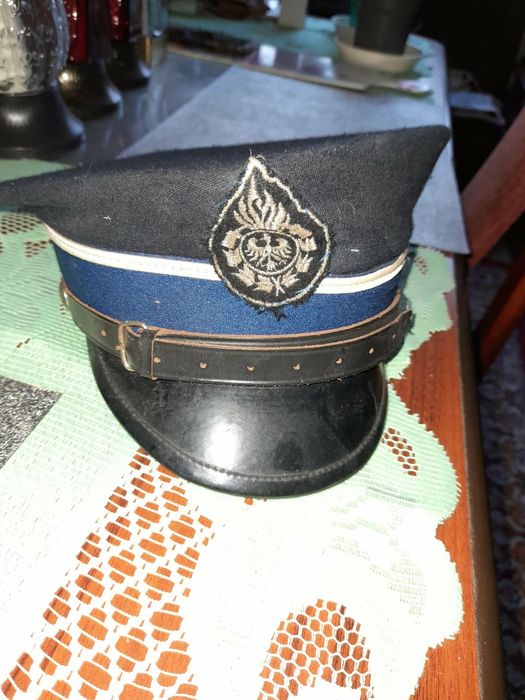 Koc gaśniczy i dwie czapki strażackie