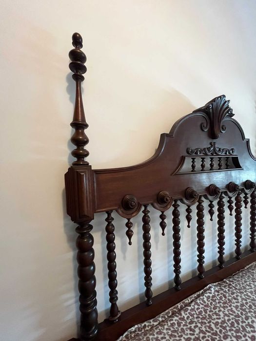 Conjunto de Quarto Clássico em Madeira Escura – Cama e Mesas de Cabeceira