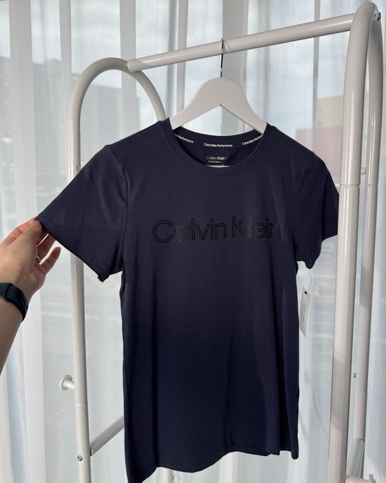 Жіноча футболка Calvin Klein темно-синього кольору