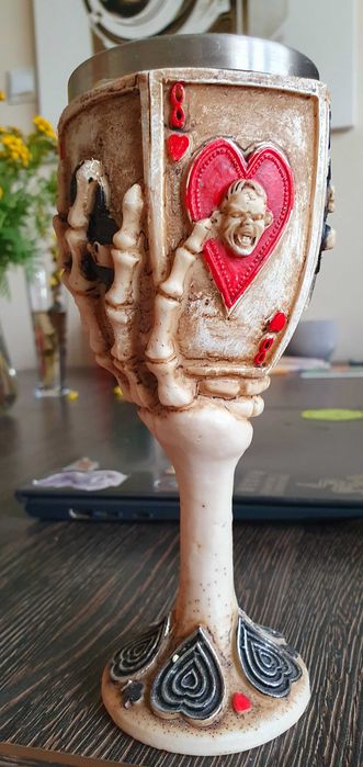 Kieliszek, filiżanka, kubek z czaszkami, kośćmi, gotyk, Halloween.