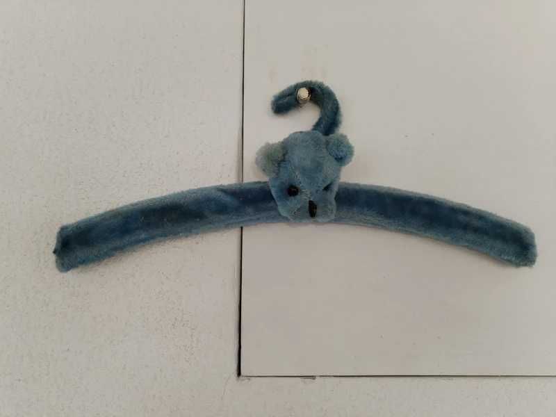 Conjunto de 7 cabides (6 vintage) para roupa de bebé e criança