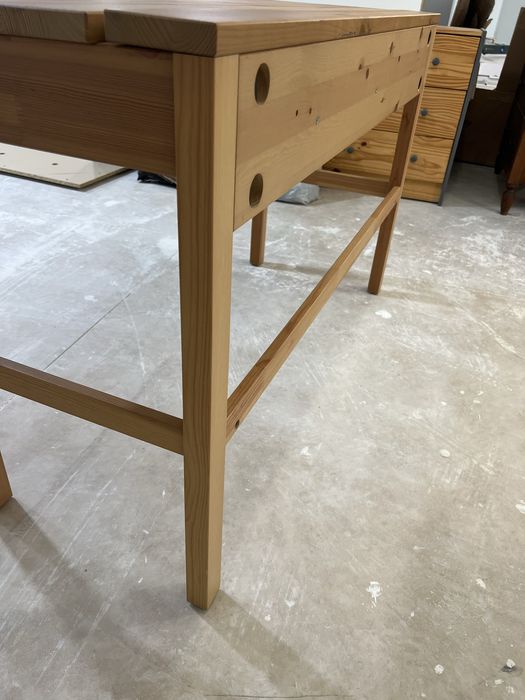 Secretária em madeira maciça com 2 gavetas – estilo IKEA