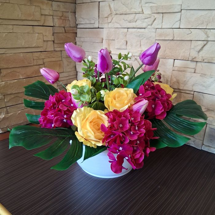 Kompozycja sztucznych kwiatów Stroik na grobowiec  okolicznościowy