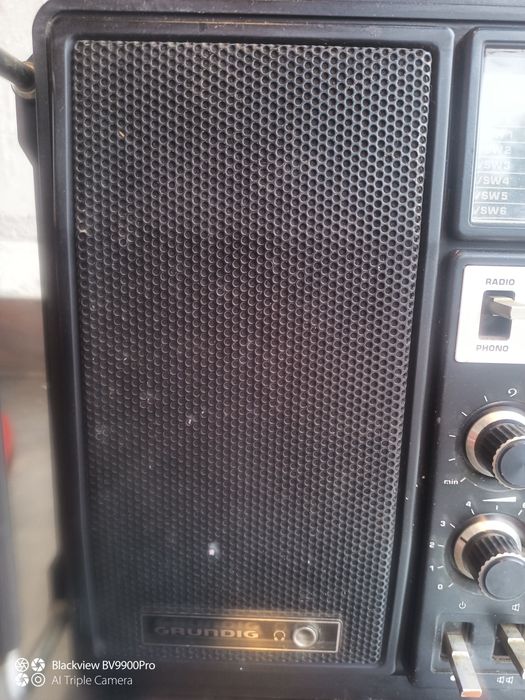 Rádio Satélite Grundig 2400 está num estádio inacreditável além de ter umas pequeninas coisinhas está mesmo maravilhoso