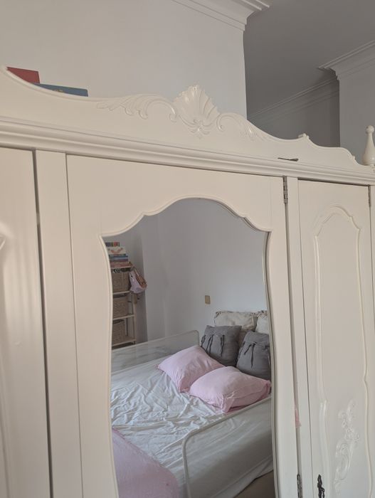 Roupeiro antigo lacado de branco. 3 portas e 3 gavetas.