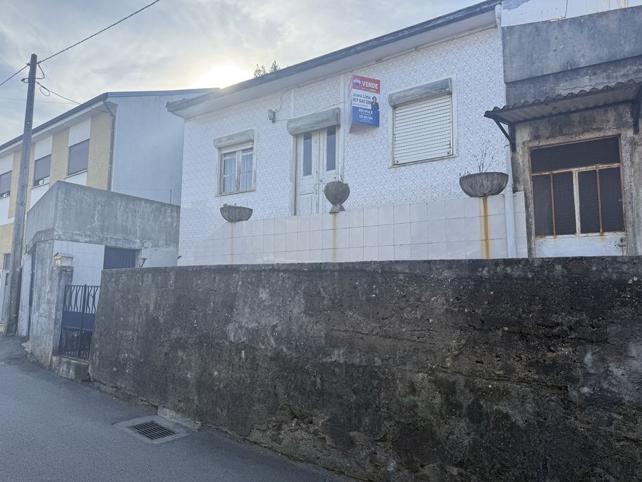 Moradia 4 Frentes à Estrada D. Miguel