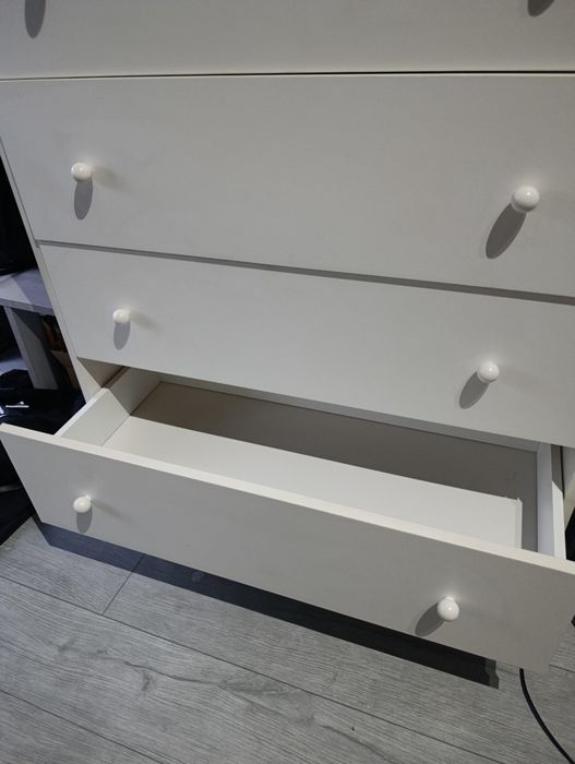 Cómoda Branca de 4 Gavetas (Estilo Moderno / Nórdico) - Muito bom estado