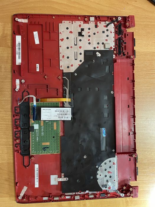 Klawiatura do laptopa MSI ge62mvr z palmrestem i touchpadem.