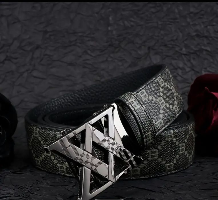 Стильний чоловічий ремінь з металевою пряжкою