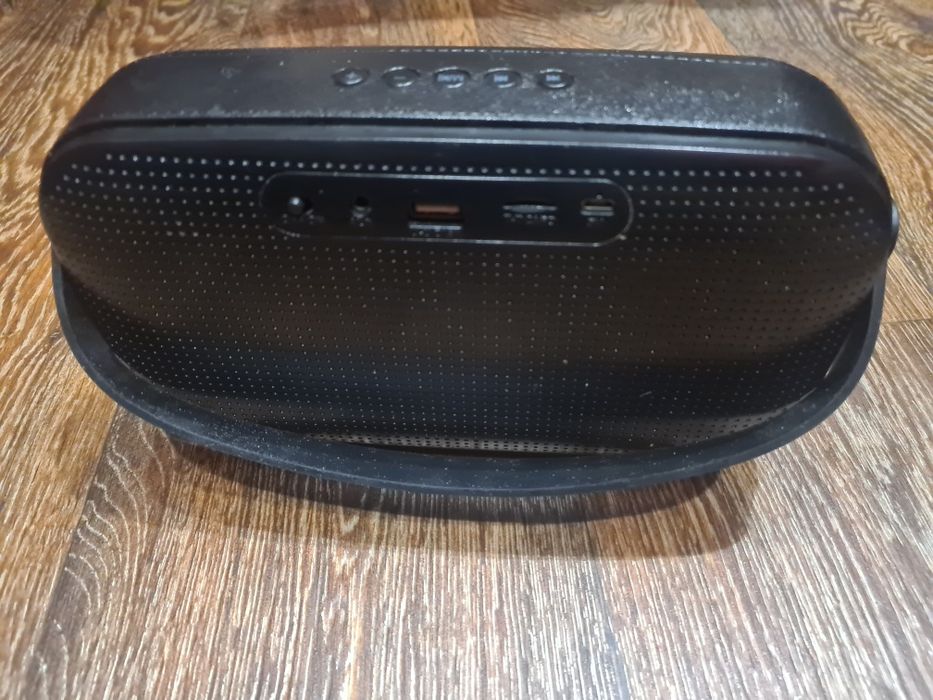 Отличный подарок. Музыкальная блютуз колонка. Как Новая.