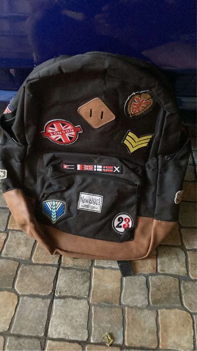 Varios modelos de mochilas escolares como novas