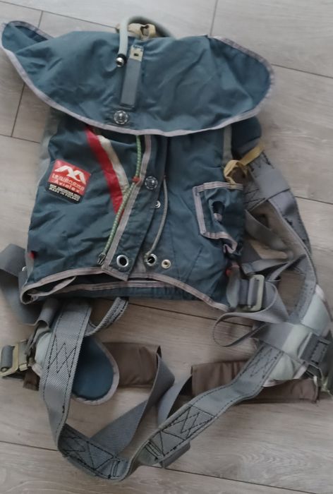 Uprząż z pokrowcem spadochronu SW-12 .