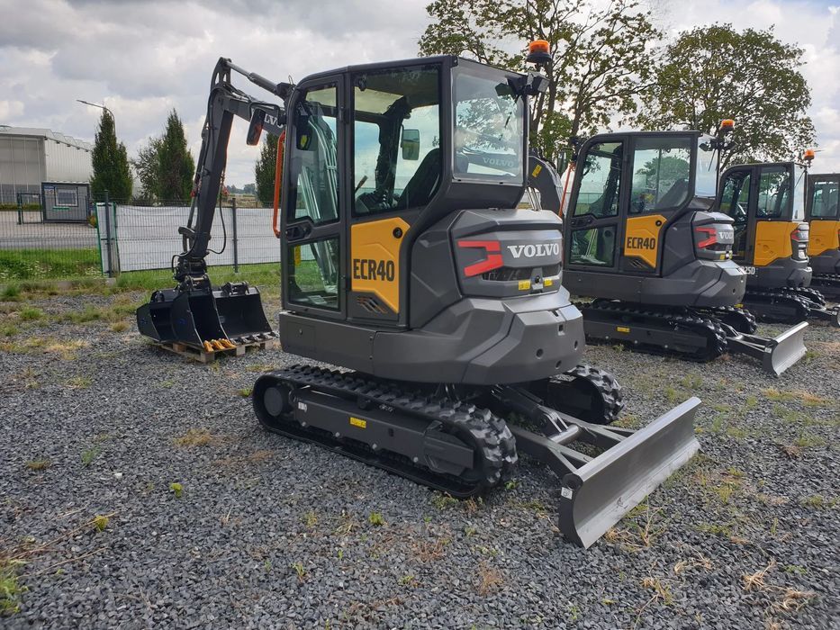Volvo ECR40F KLIMATYZACJA NOWA DOSTĘPNA OD RĘKI, SZYBKOZŁĄCZE, DŁUGIE RAMIĘ, OBRÓT W OBRYSIE, ŁYŻKI: 300, 600, 1200MM SKARPOWA HYDRAULICZNA STEROWANA Z JOYSTICKA, PŁYWAJĄCY LEMIESZ SPYCHARKOWY  Nowa, ECR35D, Komatsu PC35MR-5, PC45MR-5, Hitachi zx33-6, Kub
