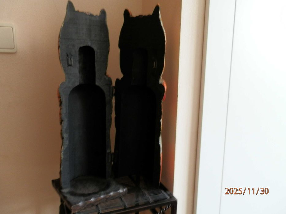 Mocho  esculpido  en Madeira  para guardar Garrafa