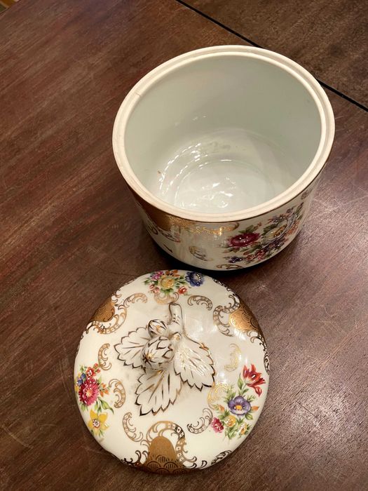 Pote Antigo em Porcelana com Tampa e Decoração Floral Dourada