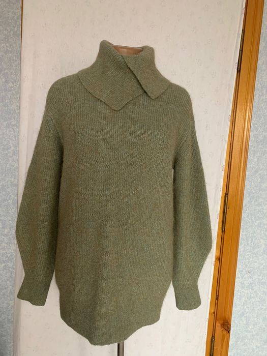 Вовняний жіночий светр бренду H&M. Розмір може бути М,L,XL,бо оверсайз