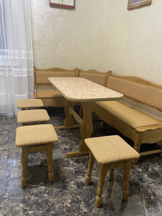 Стіл і табуретки з дуба