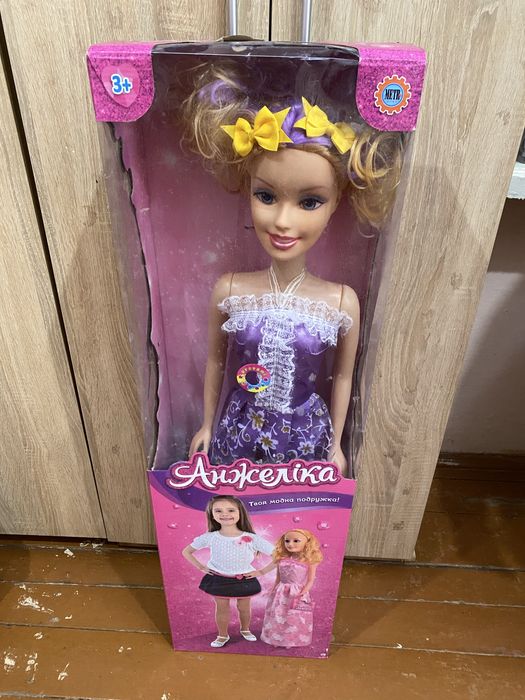 Кукла у коробці велика в ідеальному стані