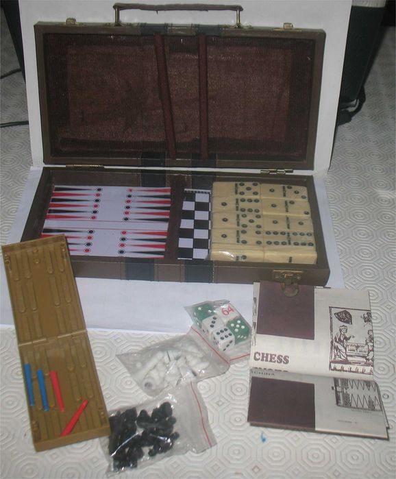 Conjunto de Viagem Vintage de Jogos Tradicionais (Xadrez, Dominós)