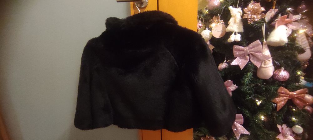 Casaco preto curto. Peludinho.