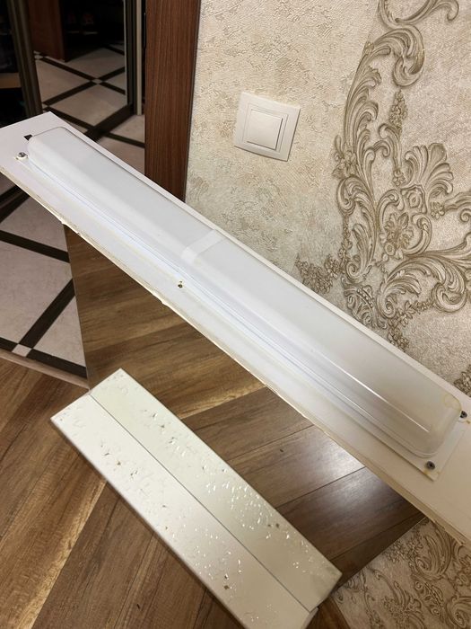 Дзеркало з полицею та підсвіткою у ванну кімнату 80х80 з дефектами