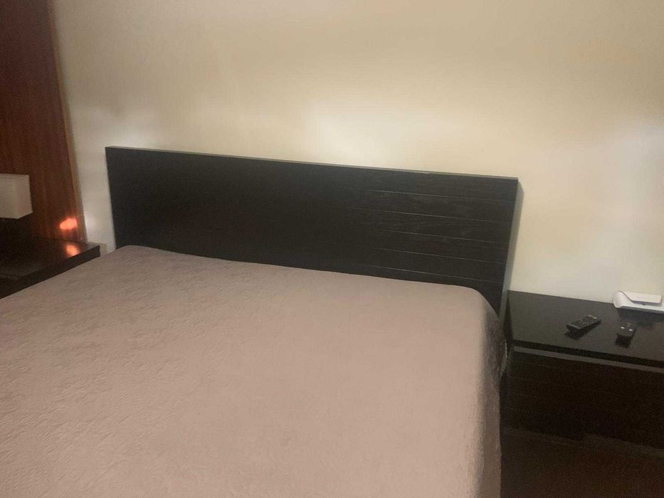 Conjunto de Quarto em Madeira / Wengué – Cabeceira, Cómoda, Mesa Cabeceira e Espelho