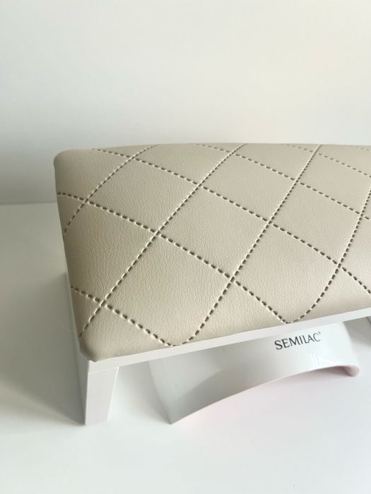 Podpórka do manicure paznokci pod dłoń. Beżowa pikowana