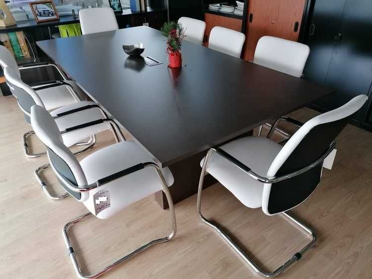 Mesa com 2.40x1.20 em wenguê.
