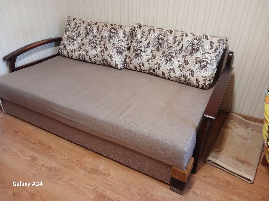 Диван с подушками.