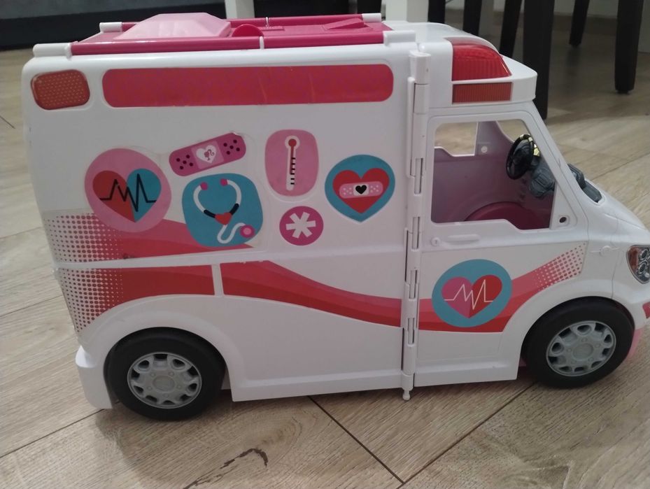 Karetka Barbie z wyposażeniem