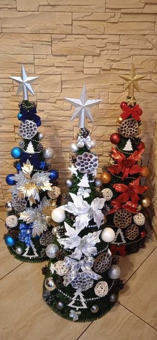 Choinka stożek 80 cm z lampkami i ozdobami PRODUCENT