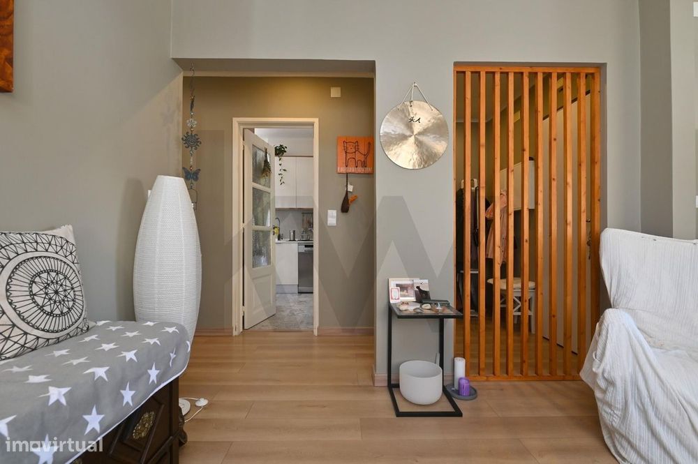 Apartamento T2 Renovado com Varanda no Centro da Parede I Cascais