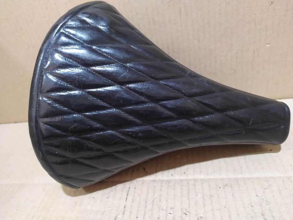 Седло стеганое кривое на одну сторону