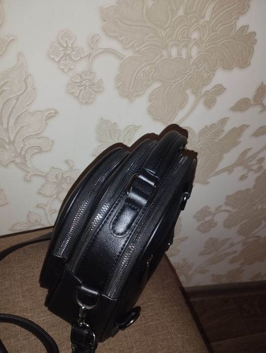 Сумочка у класичному чорному кольорі