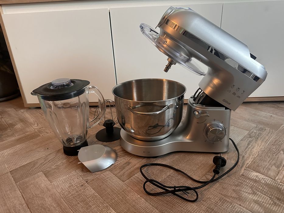 Robot planetarny wielofunkcyjny z dużym metalowym naczyniem