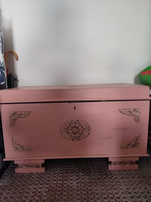 Vai, Arca de madeira com detalhes dourado