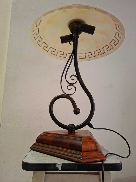 Klasyczna mosiężna lampa stołowa