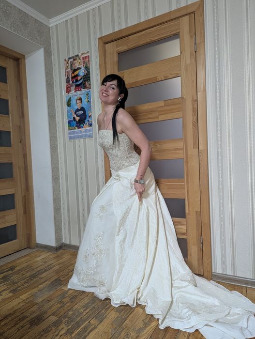 Продам весільну сукню випускний