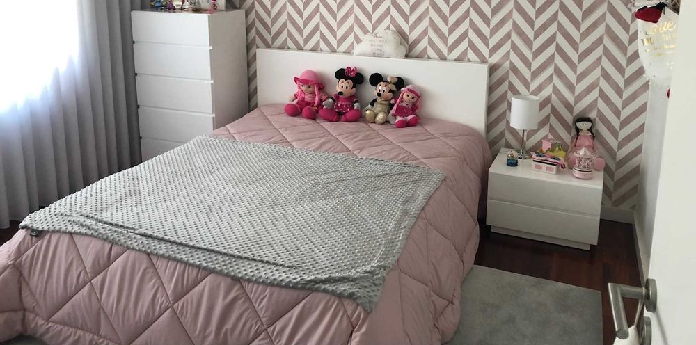 Cama de casal com mesinhas de cabeçeira