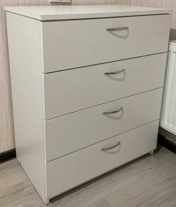 Комод майже новий, на 4 секції, дуже якісний