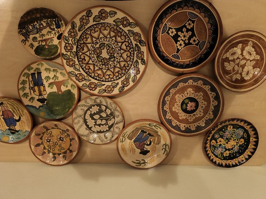 Pratos de barro pintados a mão