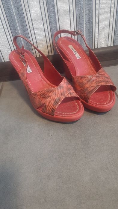 Босоніжки танкетка