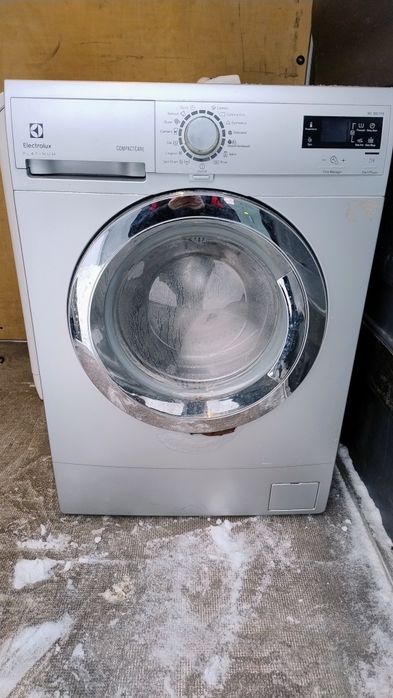 Продам на запчасті  або по частинах пральну машинку Electrolux