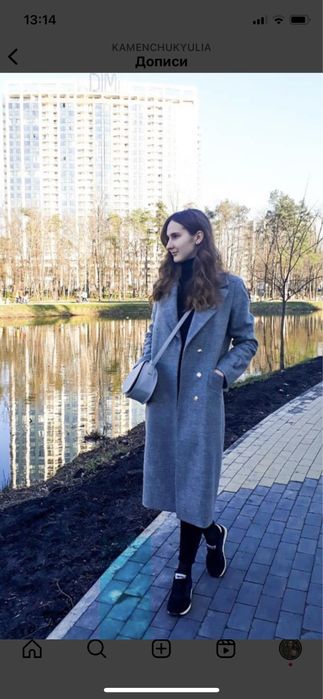 Пальто сіре.