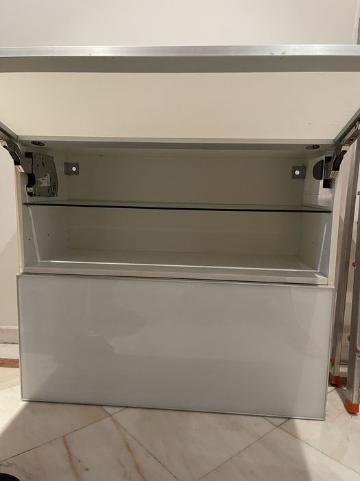 Dois armarios/vitrine de parede Ikea